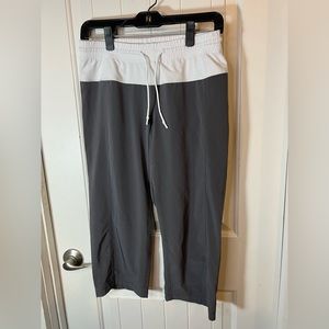 Lululemon Athletica crop/capri size 4 gray/white